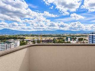 Apartamento en Venta en Edificio Bellini, Zona 14 – Nivel Alto con Vista al Aero - 3