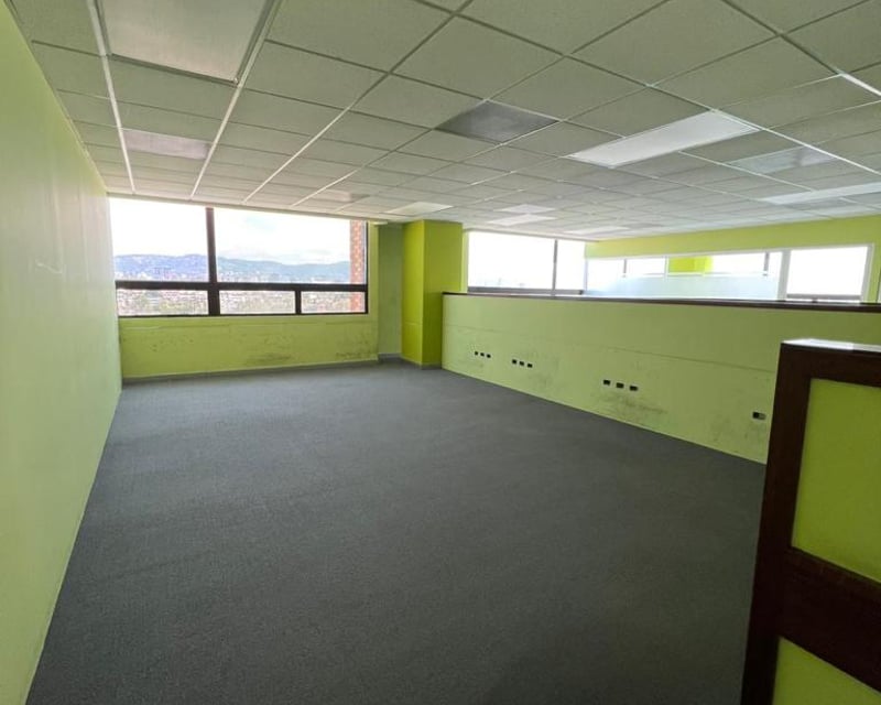 Alquilo Oficinas con excelente ubicación en Calzada Atanacio Tzul z12