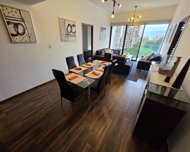 Apartamento en renta de 2 habitaciones y balcón en zona 10 Ref-5293