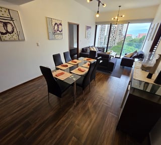 Apartamento en renta de 2 habitaciones y balcón en zona 10 Ref-5293