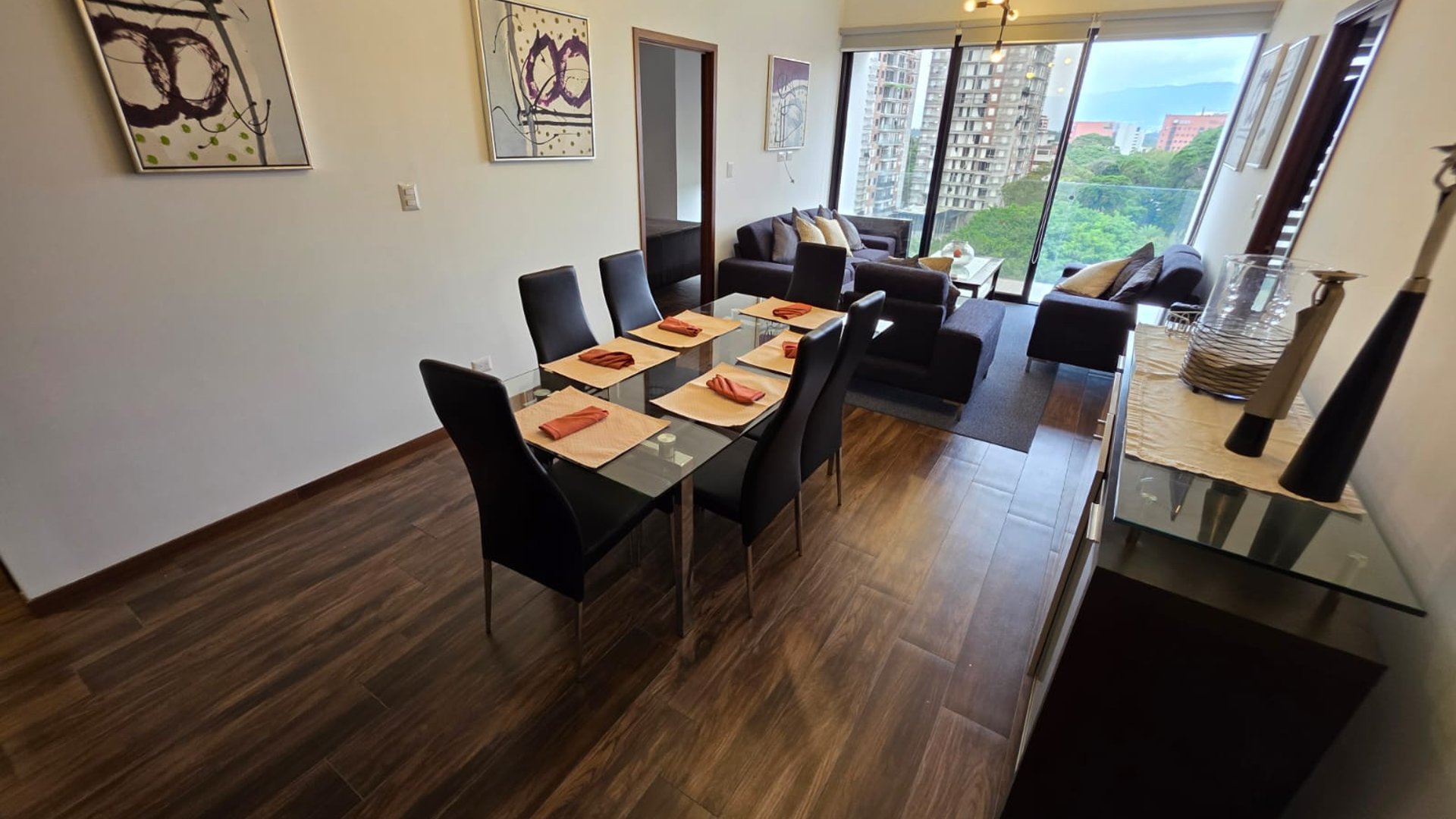 Apartamento en renta de 2 habitaciones y balcón en zona 10 Ref-5293