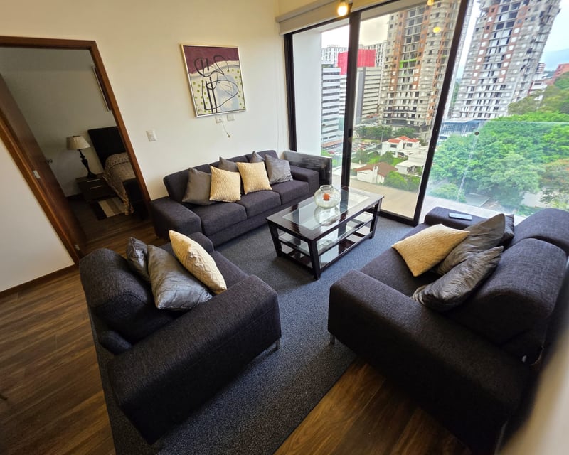Apartamento en renta de 2 habitaciones y balcón en zona 10 Ref-5293