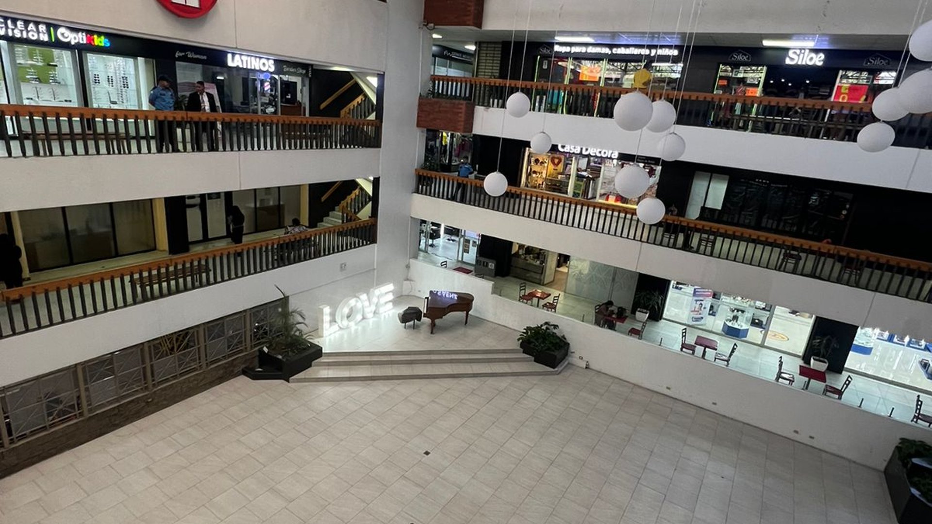 ???? ESPACIOS COMERCIALES EN RENTA –  CC VHII | ZONA 15 - Miniatura 3