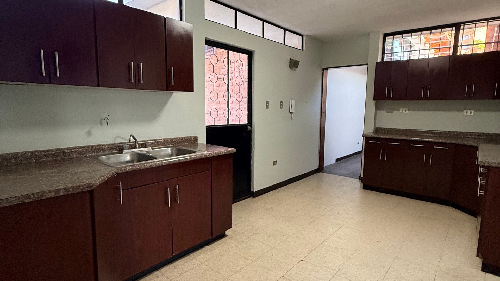 Casa ideal para oficinas en vh1 , zona 15. - Miniatura 12