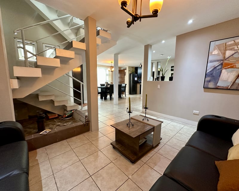En Venta Casa De Esquina Dentro de Condominio en Zona 11
