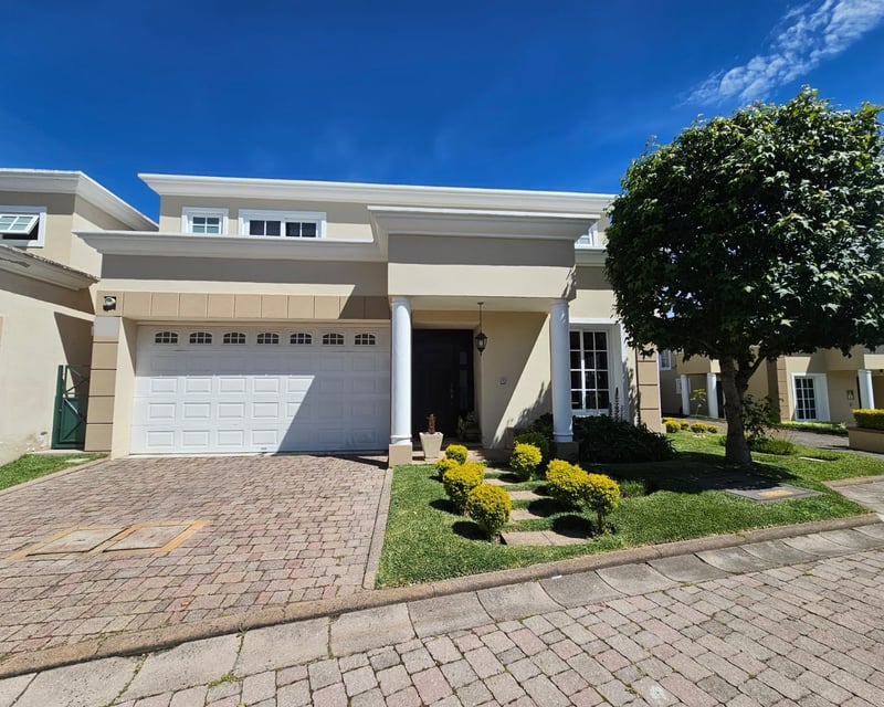 VENTA Casa Condominio Villas de Entreverdes, Entrada a Fraijanes