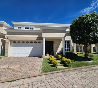VENTA Casa Condominio Villas de Entreverdes, Entrada a Fraijanes