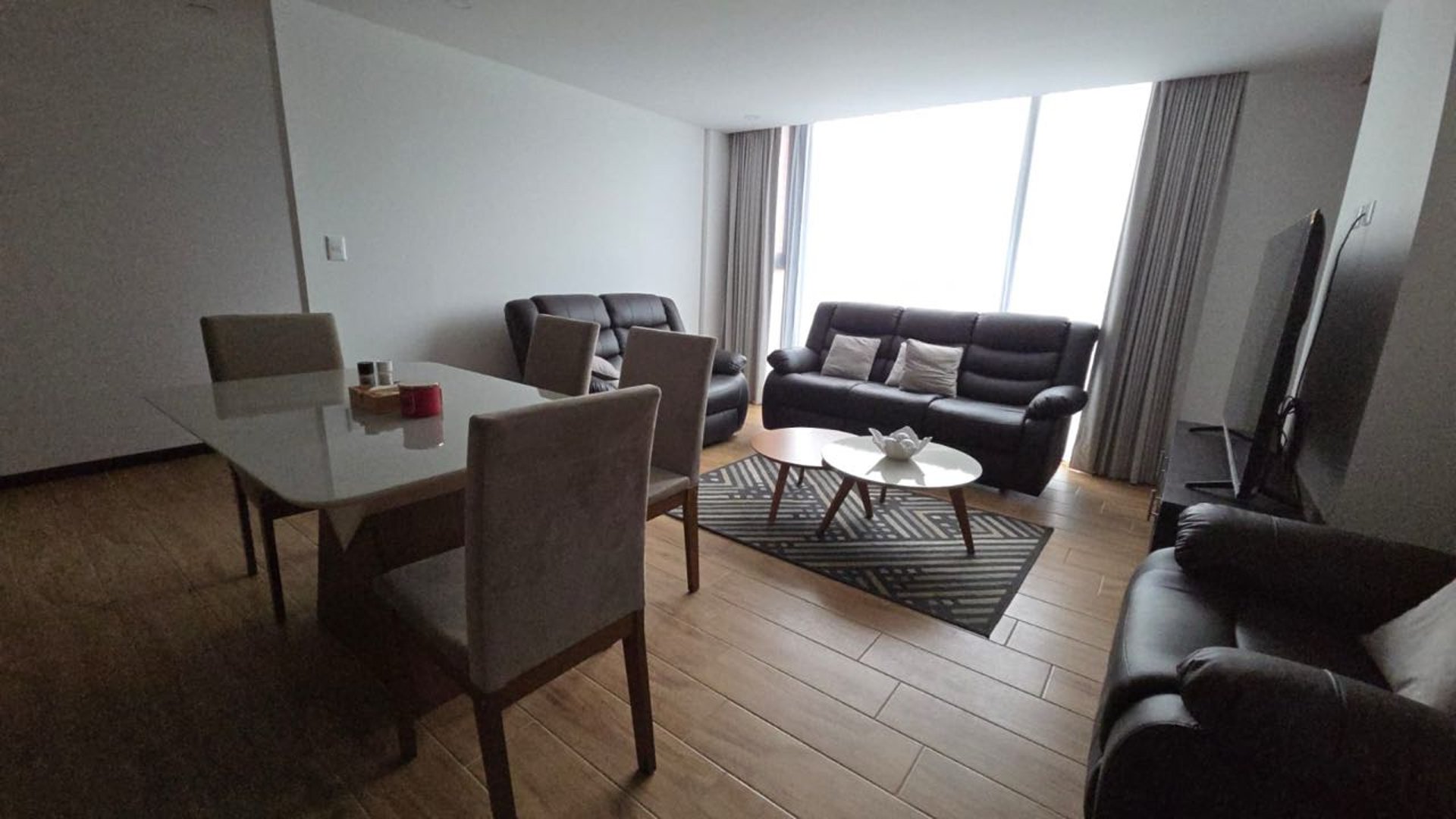 Apartamento de 3 habitaciones en alquiler Essenza zona 13 - Miniatura 3