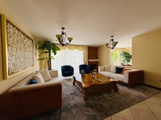 VENTA DE AMPLIA Y CÉNTRICA CASA - SAN LAZARO, ZONA 15 - 4