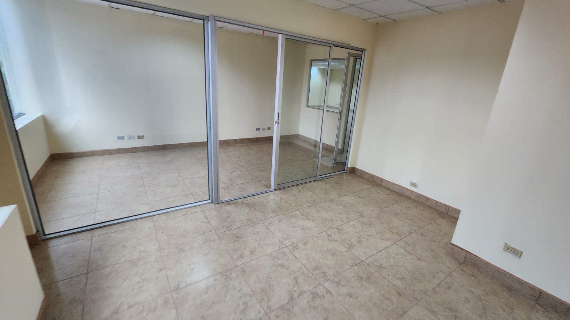 Oficina en venta en zona 14 Europlaza Ref-5642