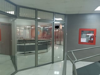  Rento oficina pequeña, ubicada dentro grupo de oficinas, Zona 9 - 5