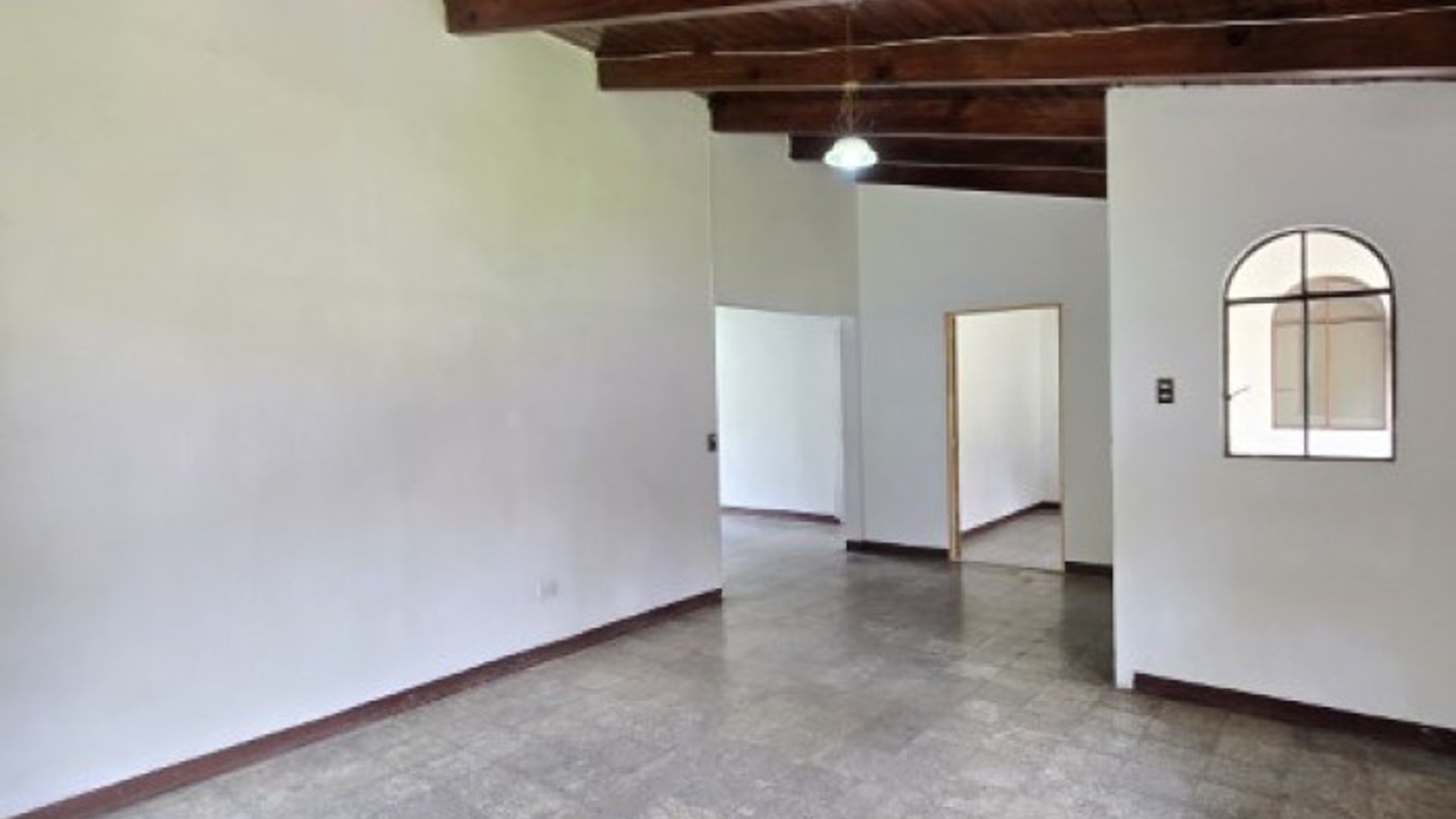 Oficina en Renta San Lucas Sacatepéquez, amplio Parqueo - Miniatura 9