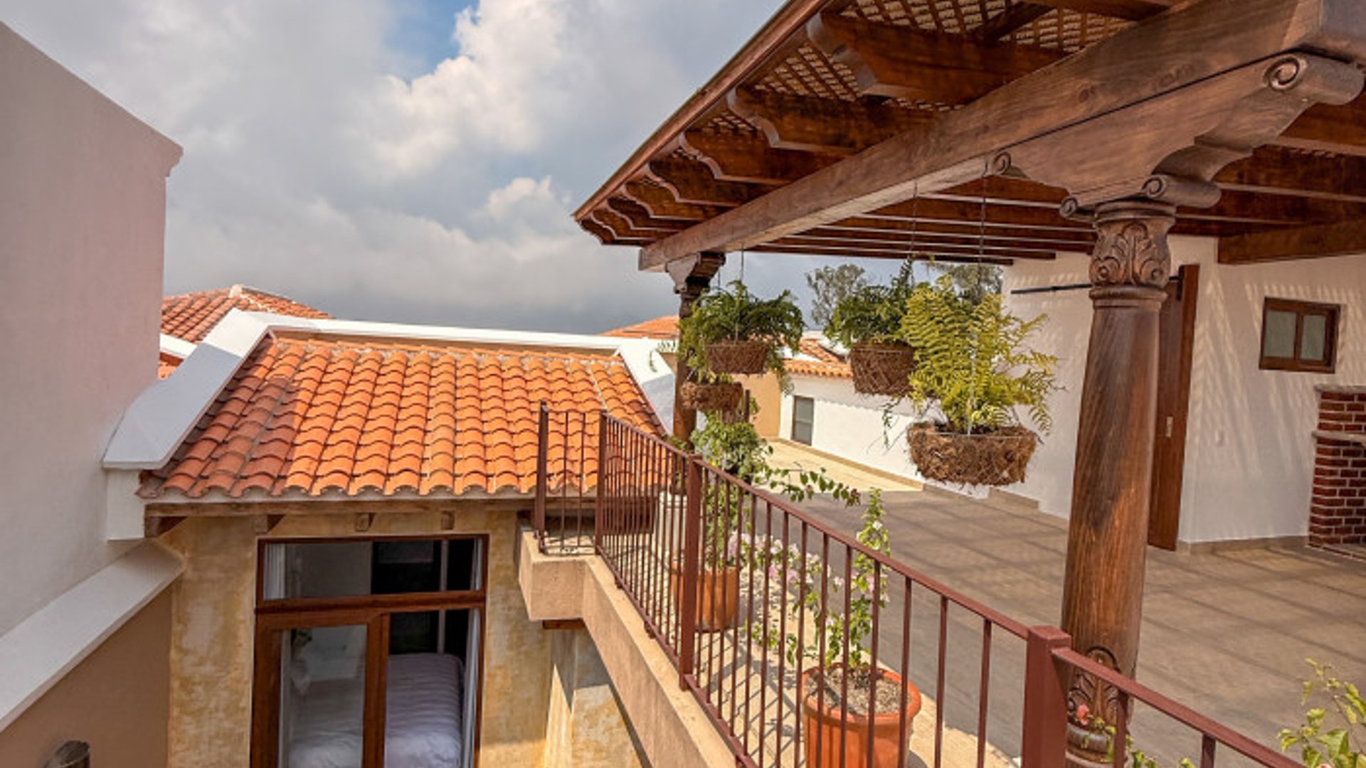 CASA EN VENTA EN LUJOSO RESIDENCIAL CERCA DE ANTIGUA GT