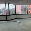 OFICINA DE 183 M2 EN EDIFICIO MURANO CENTER ZONA 10 - Miniatura 5