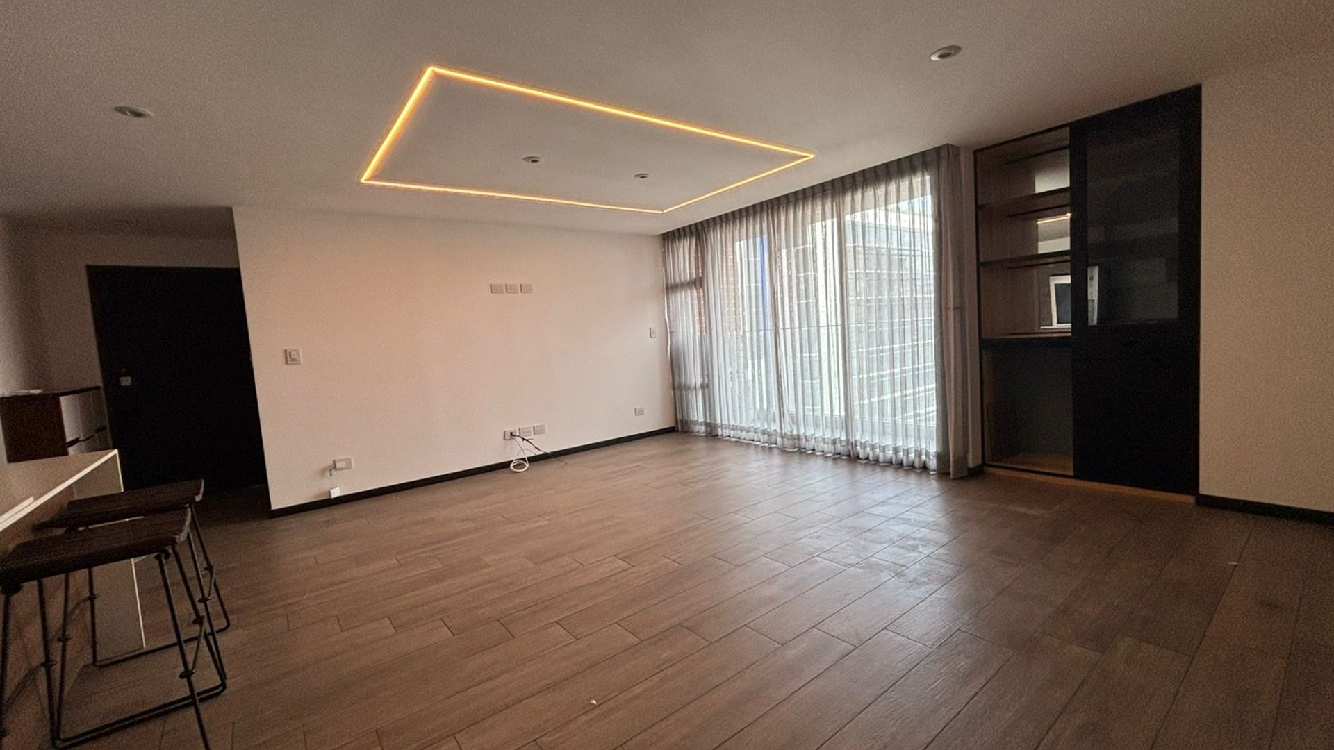 VENTA Ó ALQUILER DE MODERNO APARTAMENTO - IQ10, ZONA 10 