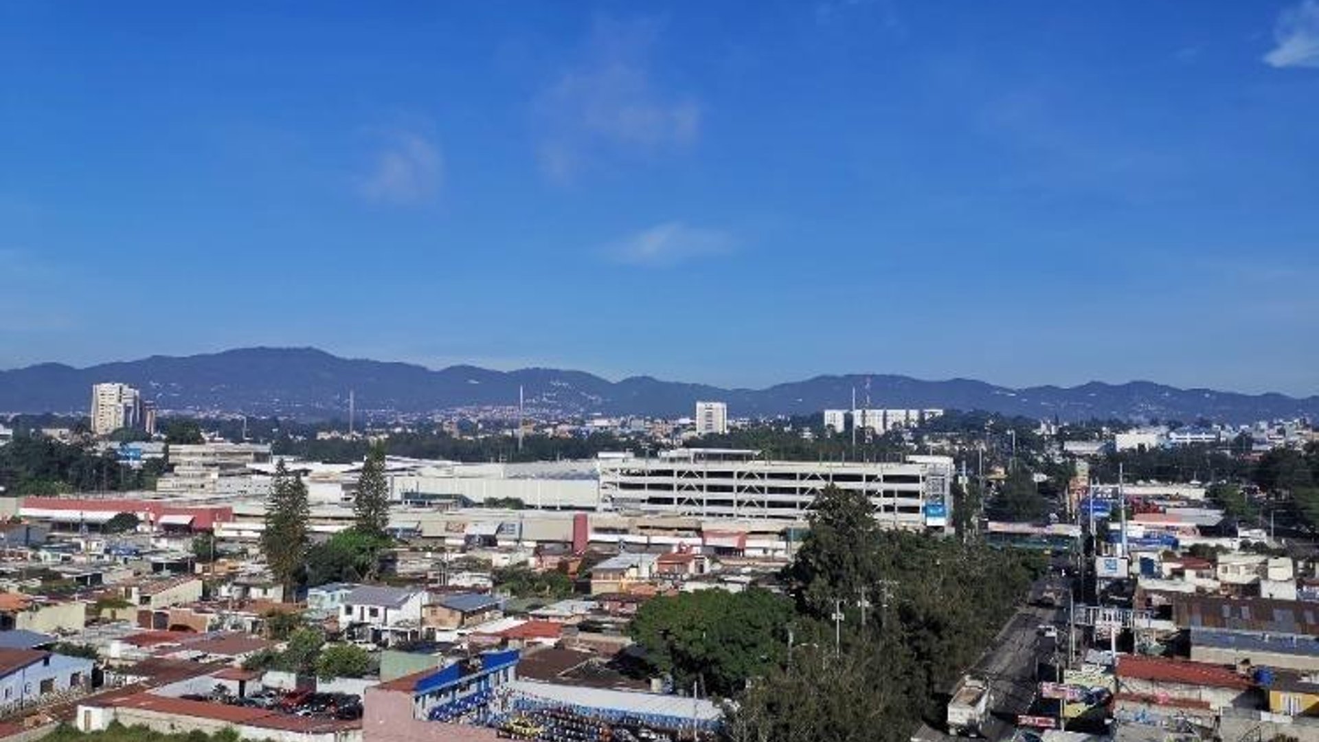 Oficina en renta en zona 7 sobre Calzada San Juan - Miniatura 2