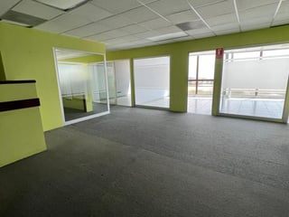 Alquilo Oficinas con excelente ubicación en Calzada Atanacio Tzul z12  - 4