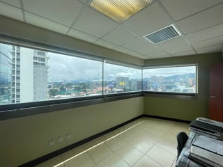 Oficina en Venta – Edificio Torino, zona 10 - Image 8