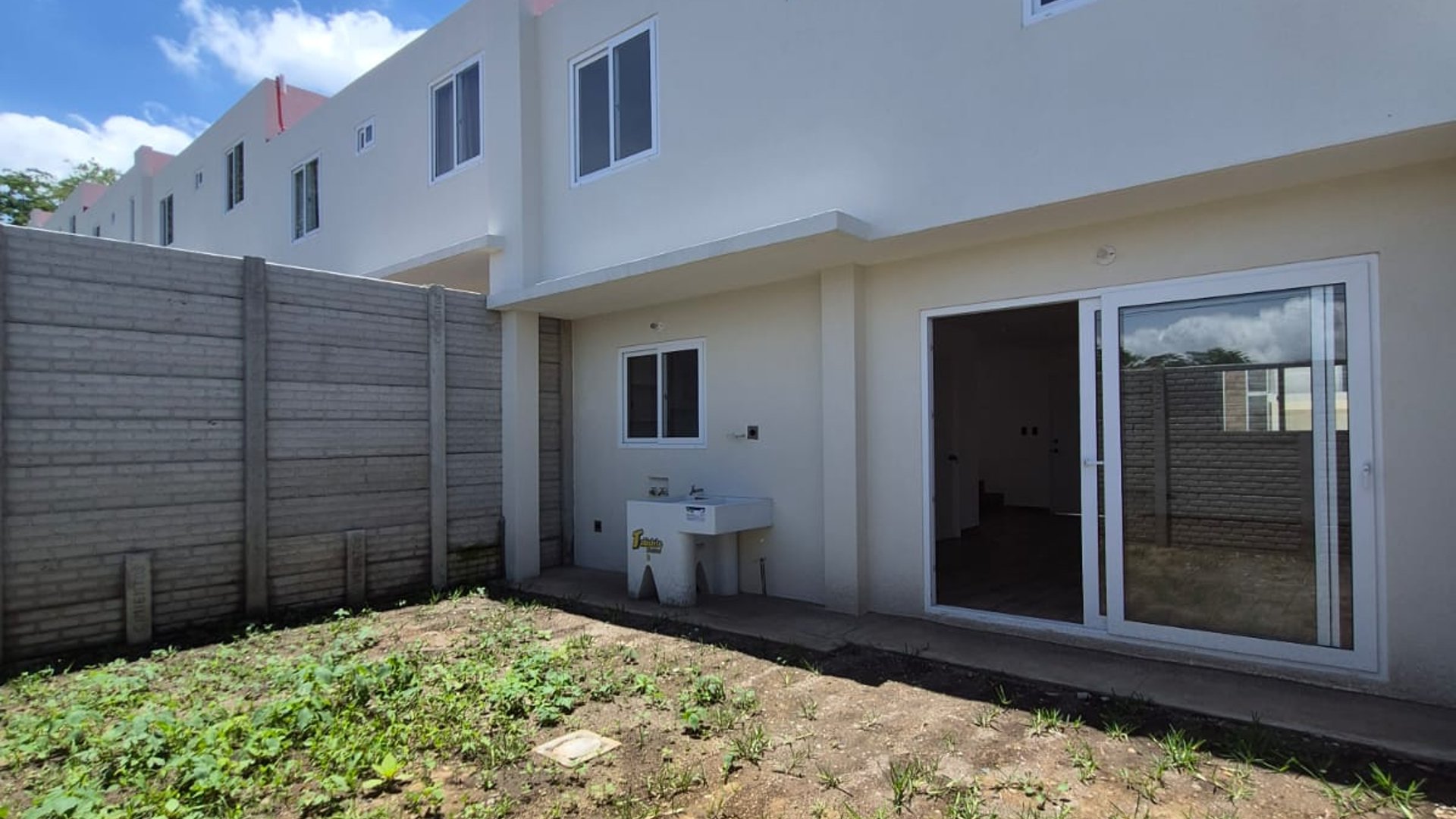 RENTA Casa NUEVA Condominio Santa Elena Km 25.7 Santa Elena Barillas - Miniatura 12
