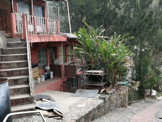 VENTA CASA CON TERRENO DE 4,268 VRS EN LAS TAPIAS ZONA 18 - 2
