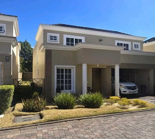 CASA EN ALQUILER 📍 Condominio Villas de Entreverdes, Km. 19 Fraijanes