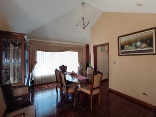 Amplia residencia con diseño arquitectónico único y hermosas vistas - 5