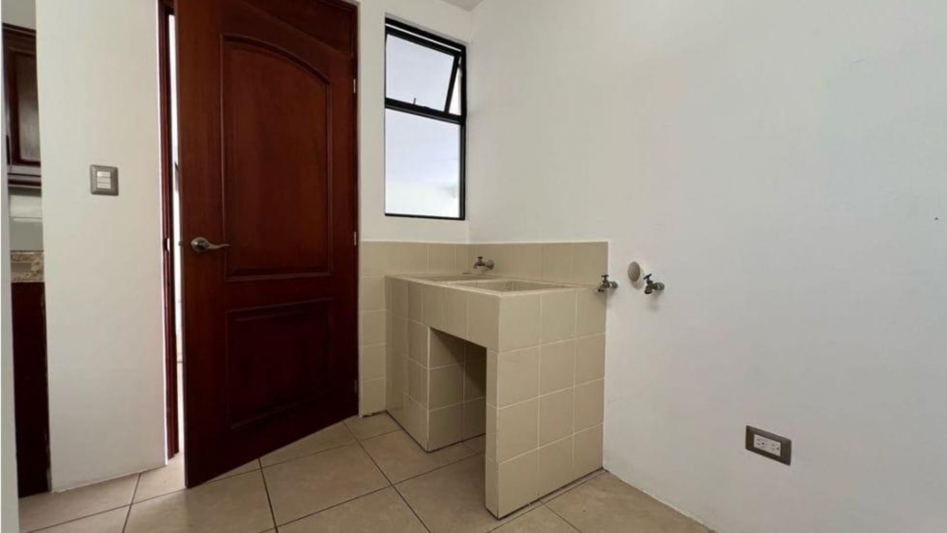 CASA EN CONDOMINIO BOSQUES ESCONDIDO KM 21.5 CARRETERA A FRAIJANES - Miniatura 3