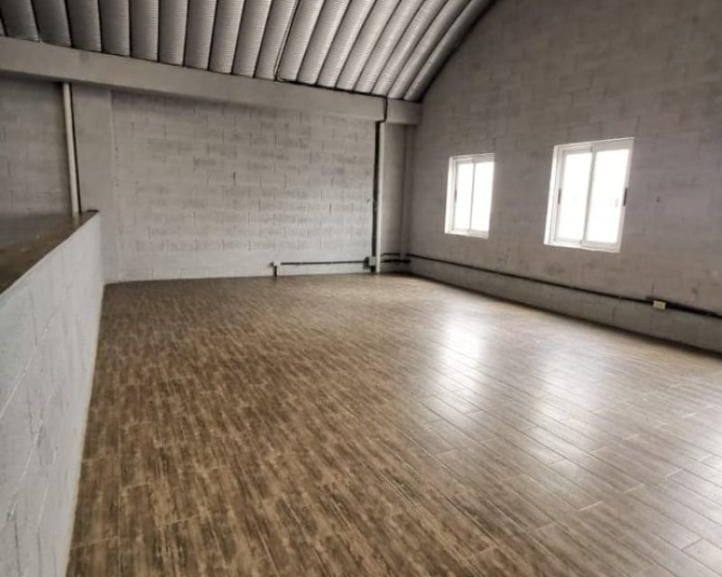 OFIBODEGA EN VENTA DE 3 NIVELES ADENTRÓ DE GARITA