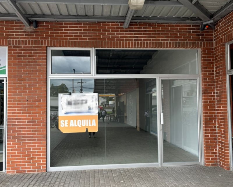 Local en renta en plaza comercial en el km 20 CA-9
