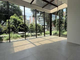 Lujoso Local Comercial con doble acceso - Image 1