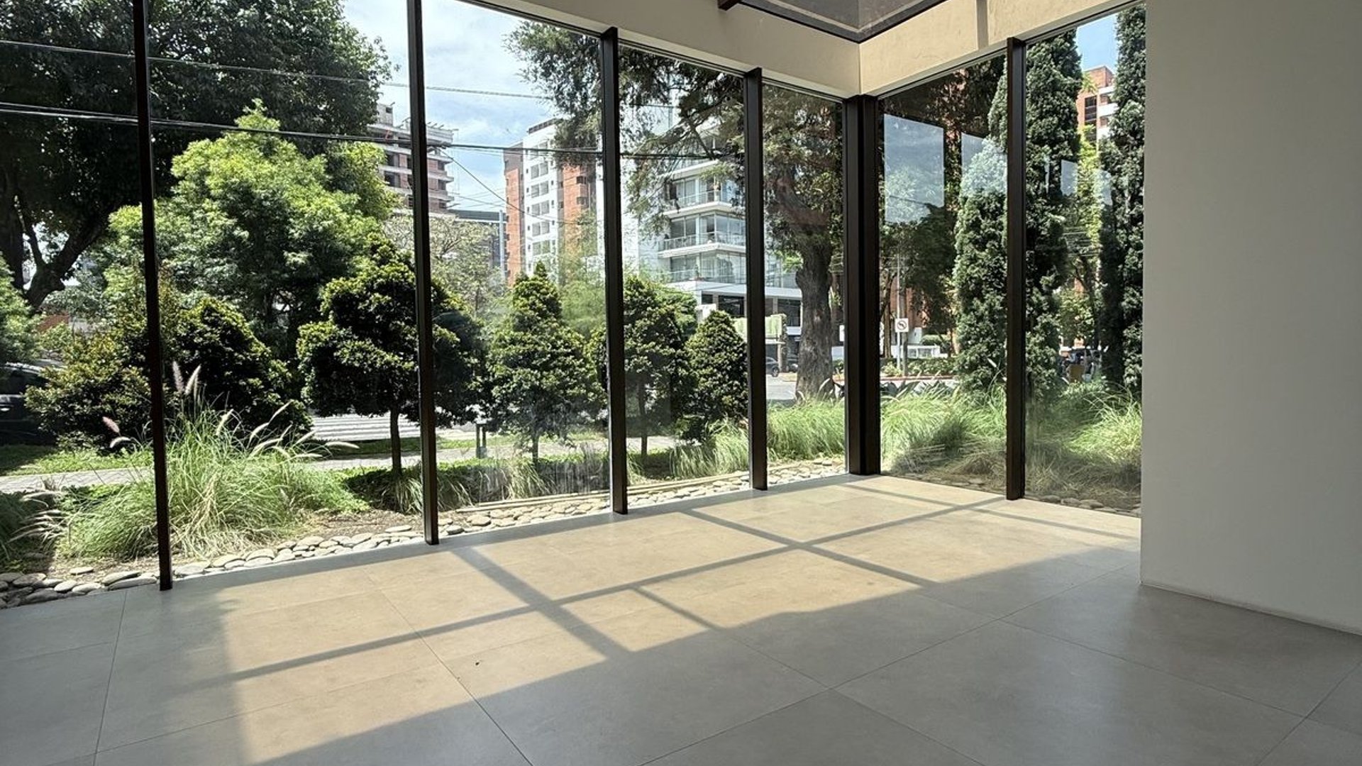 Lujoso Local Comercial con doble acceso