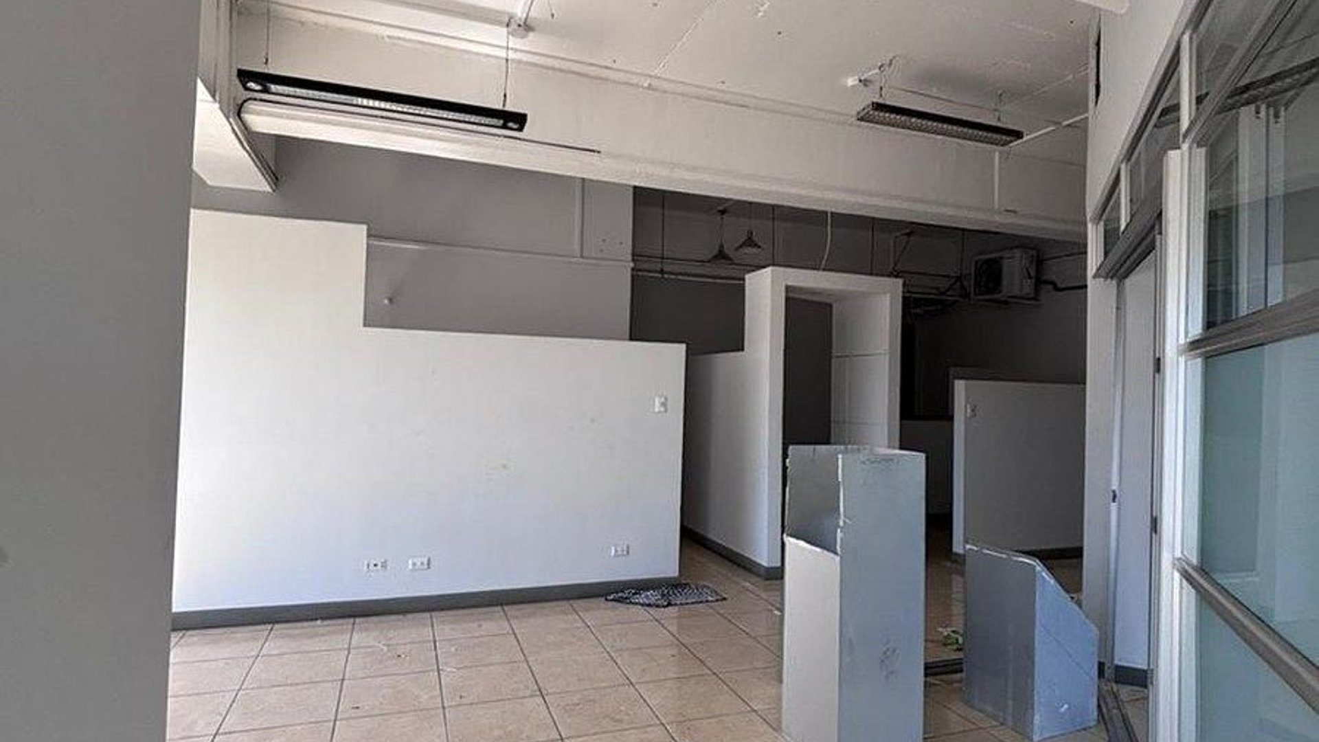 Oficina en Venta o Renta – Design Center, Zona 10 - Miniatura 2