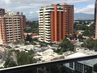 ALQUILER DE AMPLIO APARTAMENTO  - SANTA SOFIA, ZONA 10  - 3