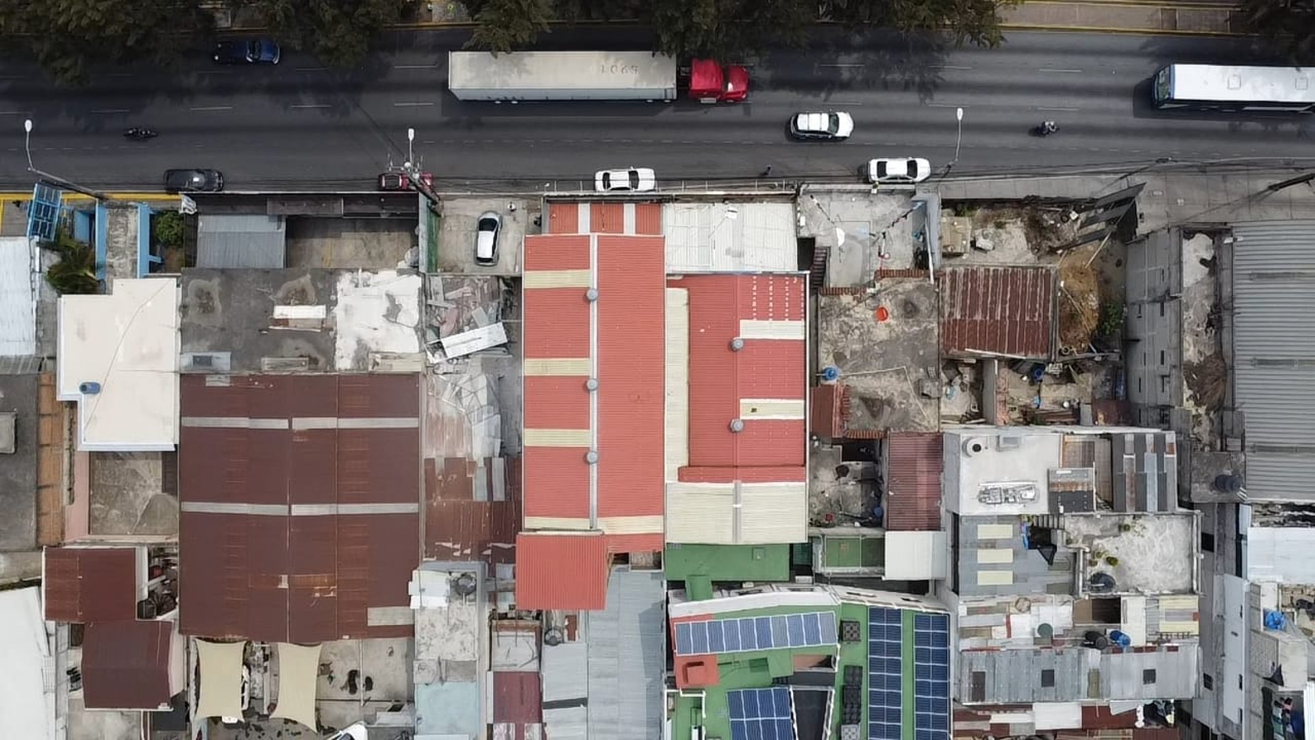 Edificio en renta o venta, sobre Calzada San Juan