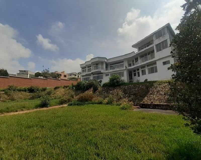 Mansión en Renta o Venta en Santa Catarina Pinula