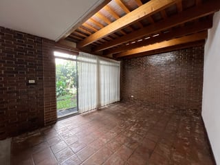 Casa amplia en renta para vivienda u oficina en Oakland zona 10  - 4