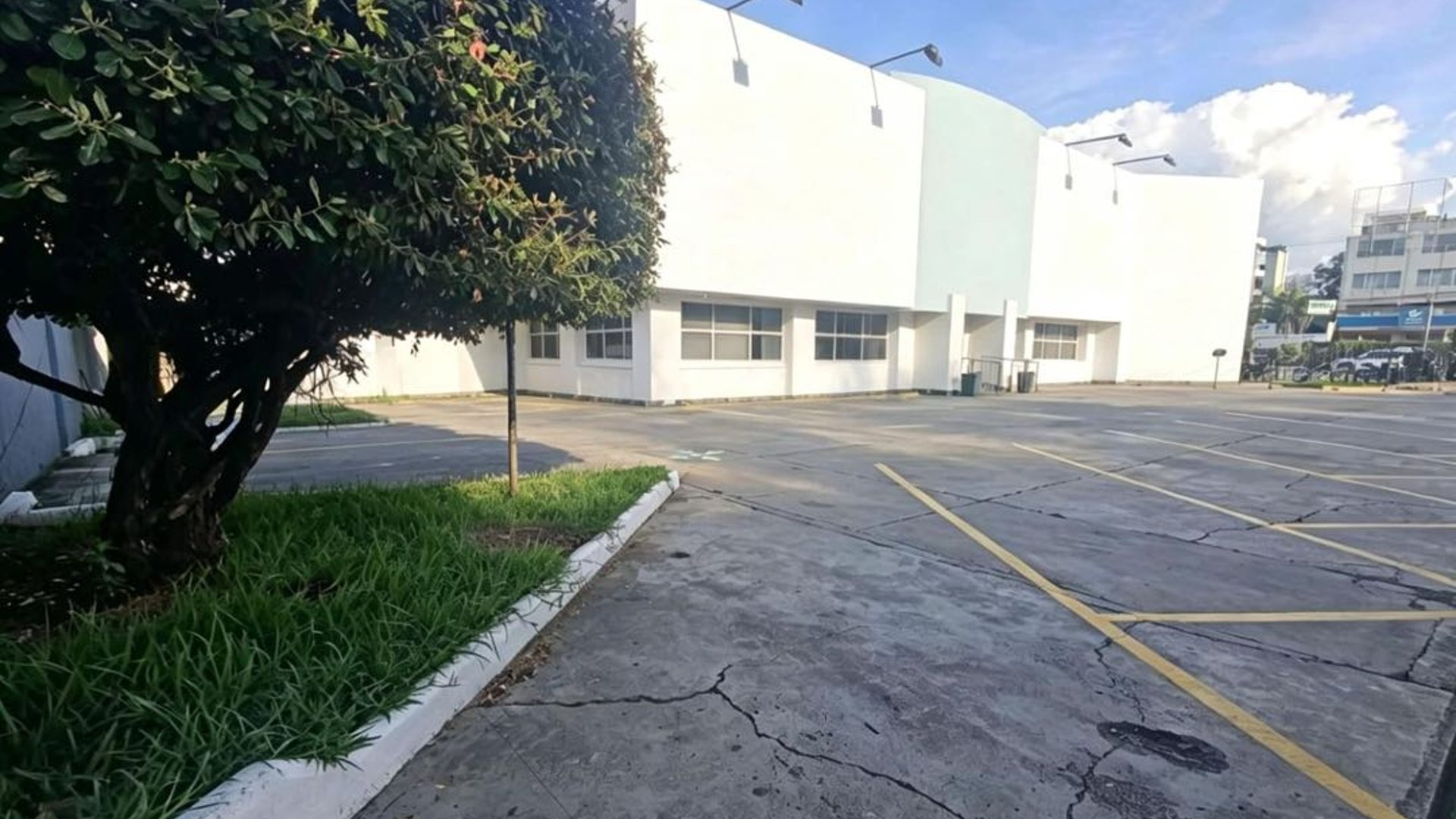 Alquiler de Edificio Comercial de 2 Niveles en 6a. Avenida Zona 9 (B)