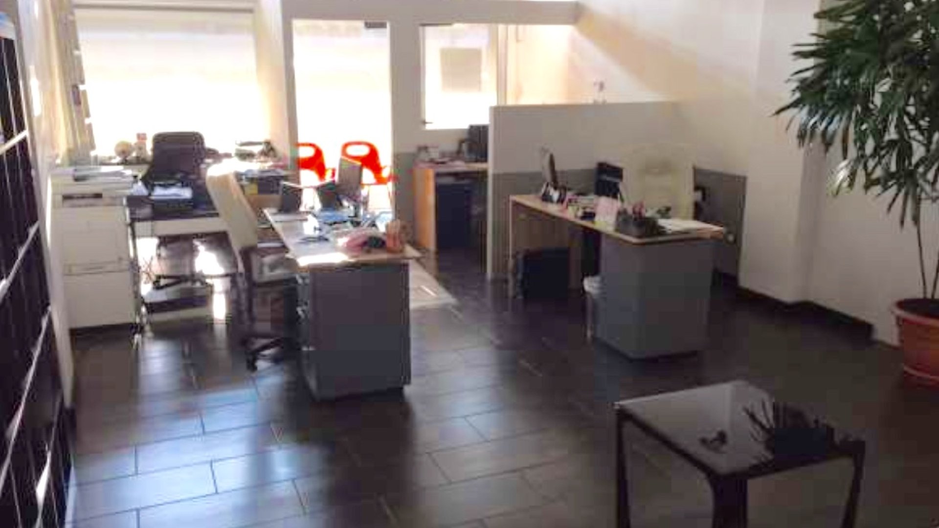 Oficina remodelada y amueblada