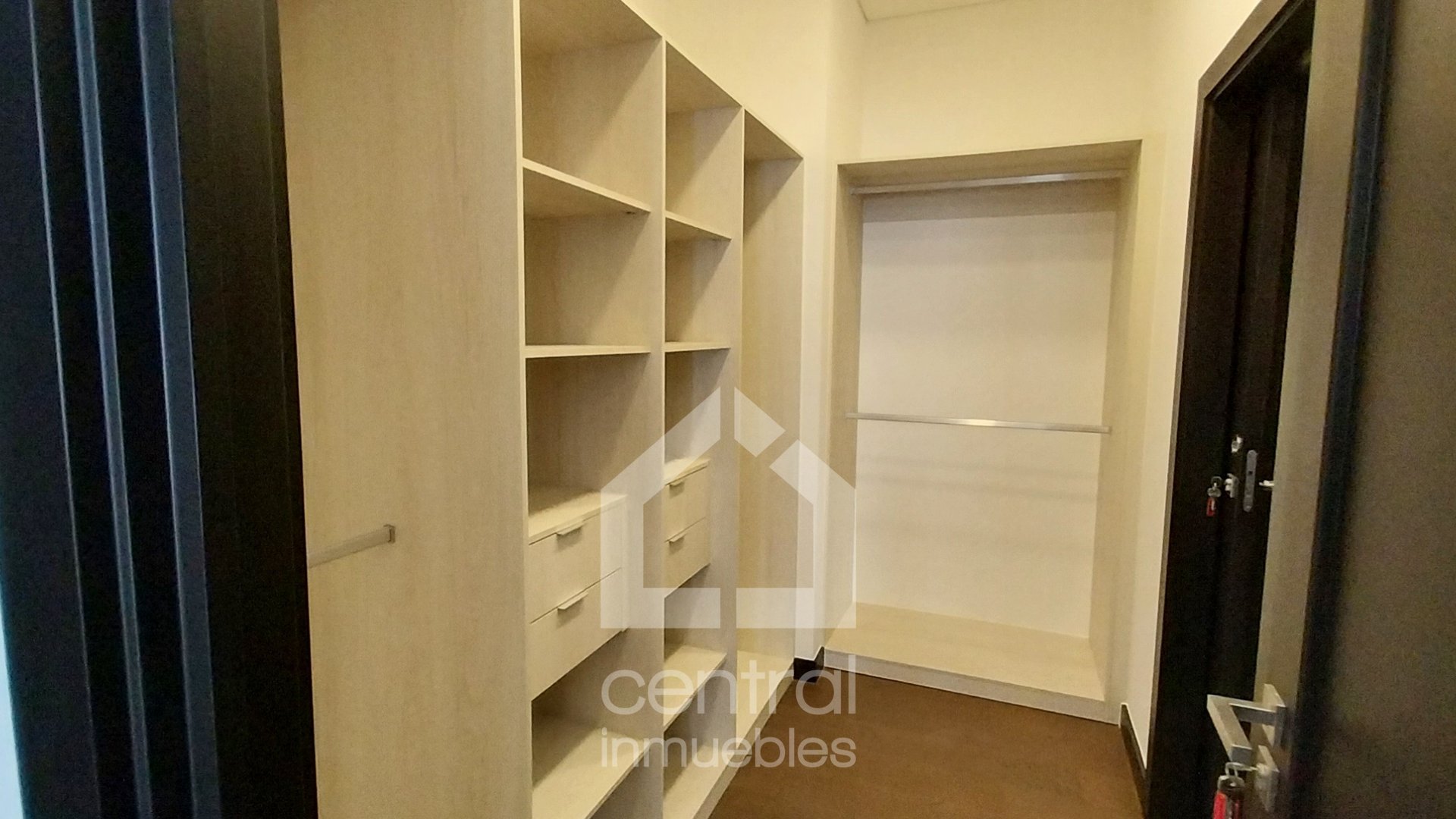 Lujoso Apartamento en Renta con jardín privado en Nogales Cayalá - Miniatura 14