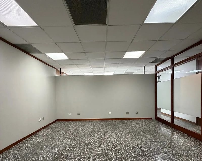 Oficina tabicada en renta en edificio exclusivo de zona 10 Ref-5815