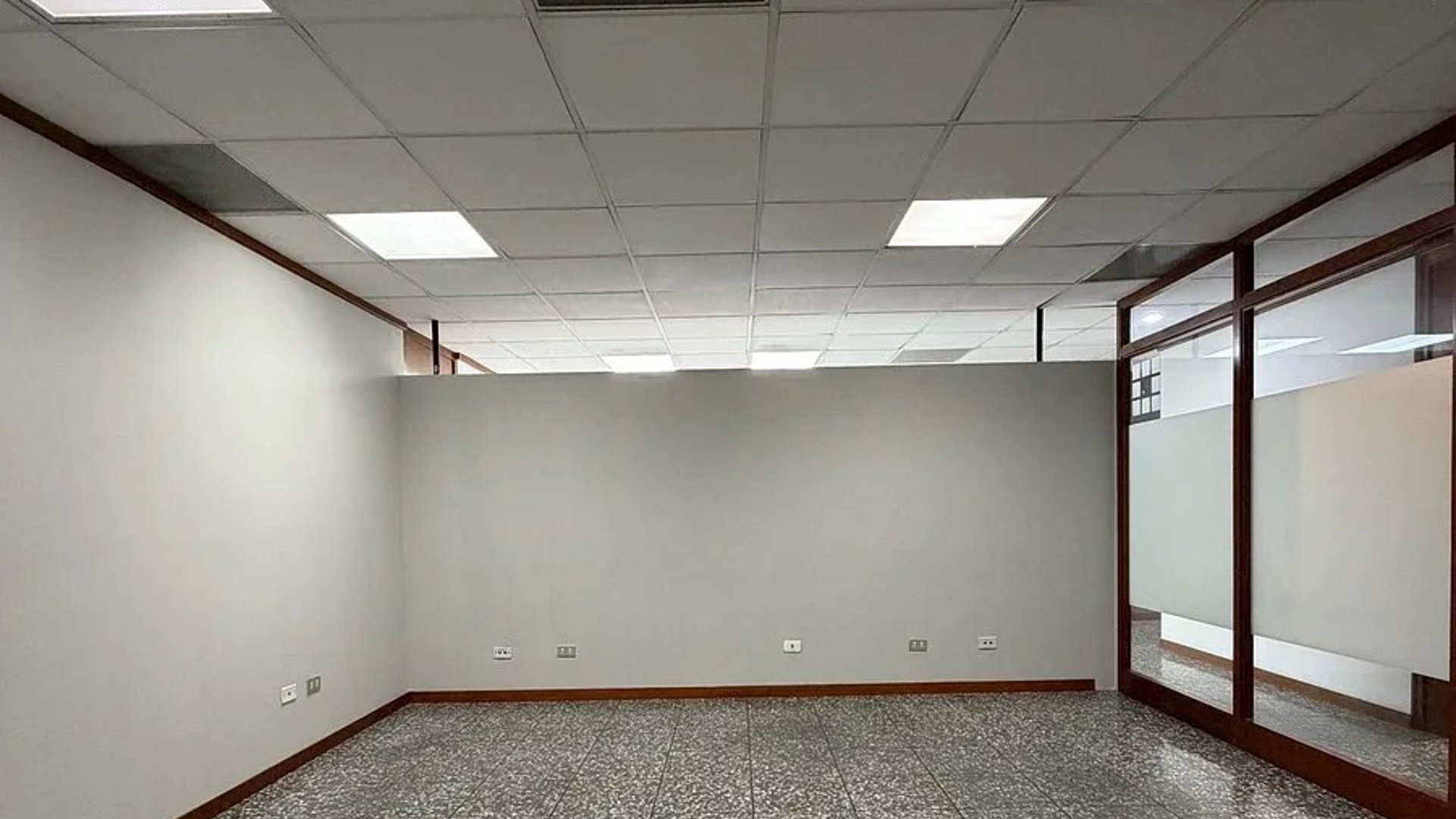 Oficina tabicada en renta en edificio exclusivo de zona 10 Ref-5815