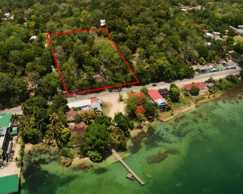 Espectacular terreno en venta con vista al Lago Petén Itzá ref-6142