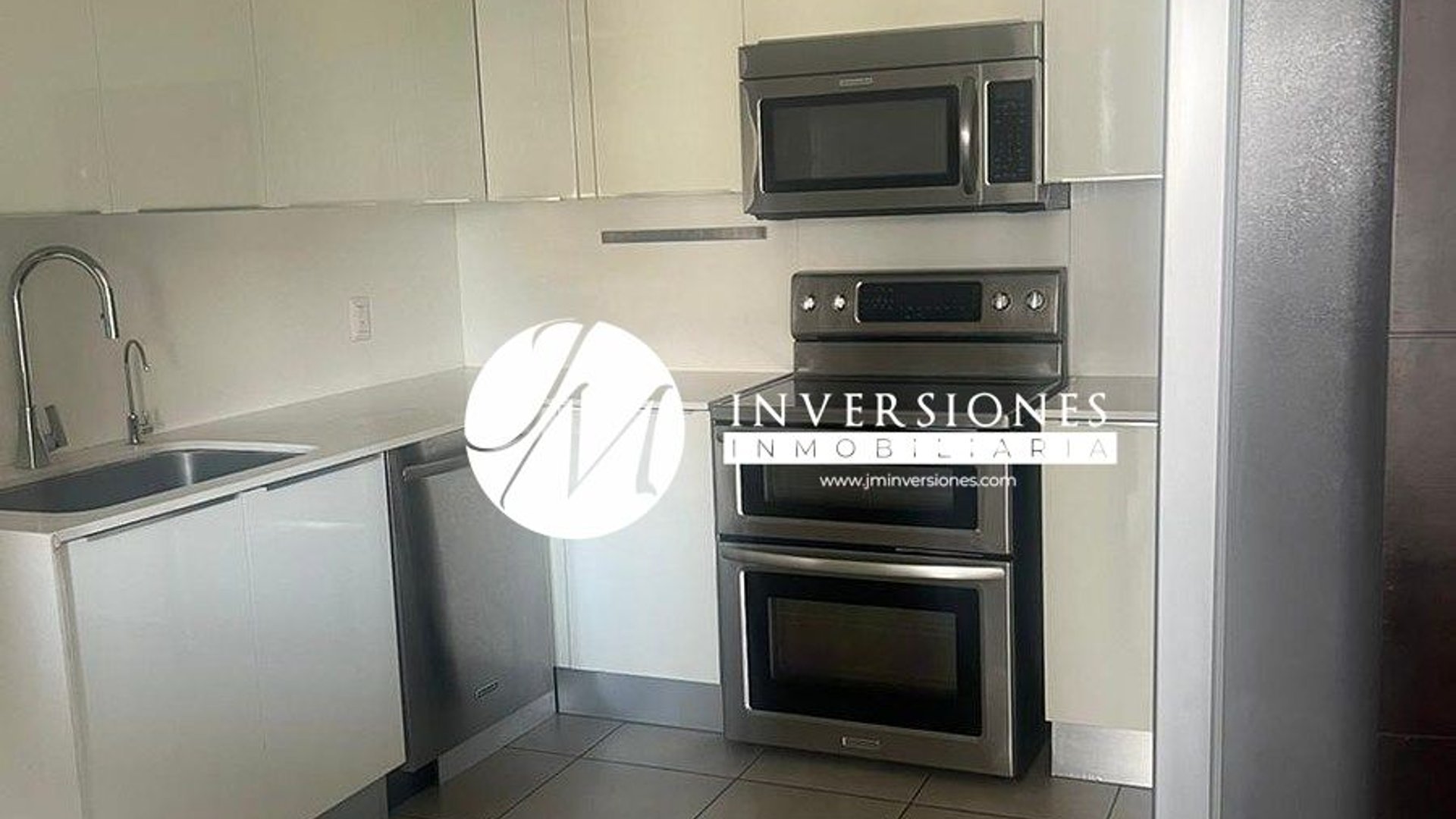 Apartamento en renta de 2 dormitorios en zona 14 - Miniatura 2