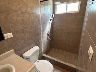 Vendo linda casa en Campos de San Isidro I zona 16 - Image 9