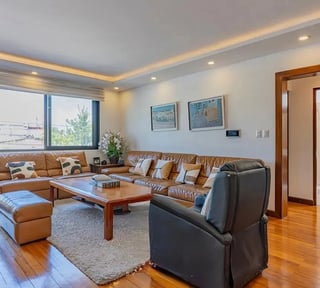 Casa con piscina y jardin en venta -4 habitaciones en zona 15 Ref-5807