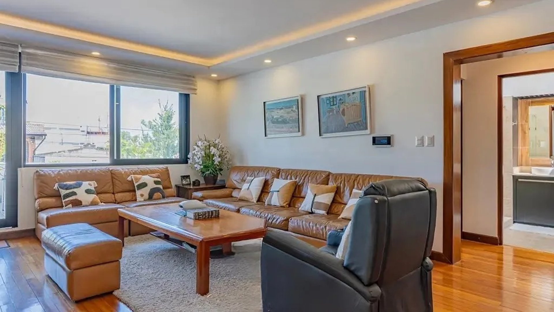 Casa con piscina y jardin en venta -4 habitaciones en zona 15 Ref-5807