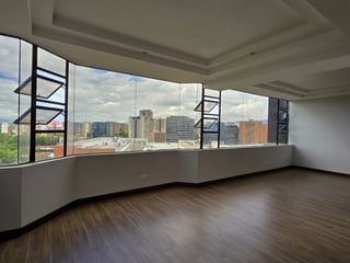 Apartamento en Zona 10 en venta REMODELADO - 3