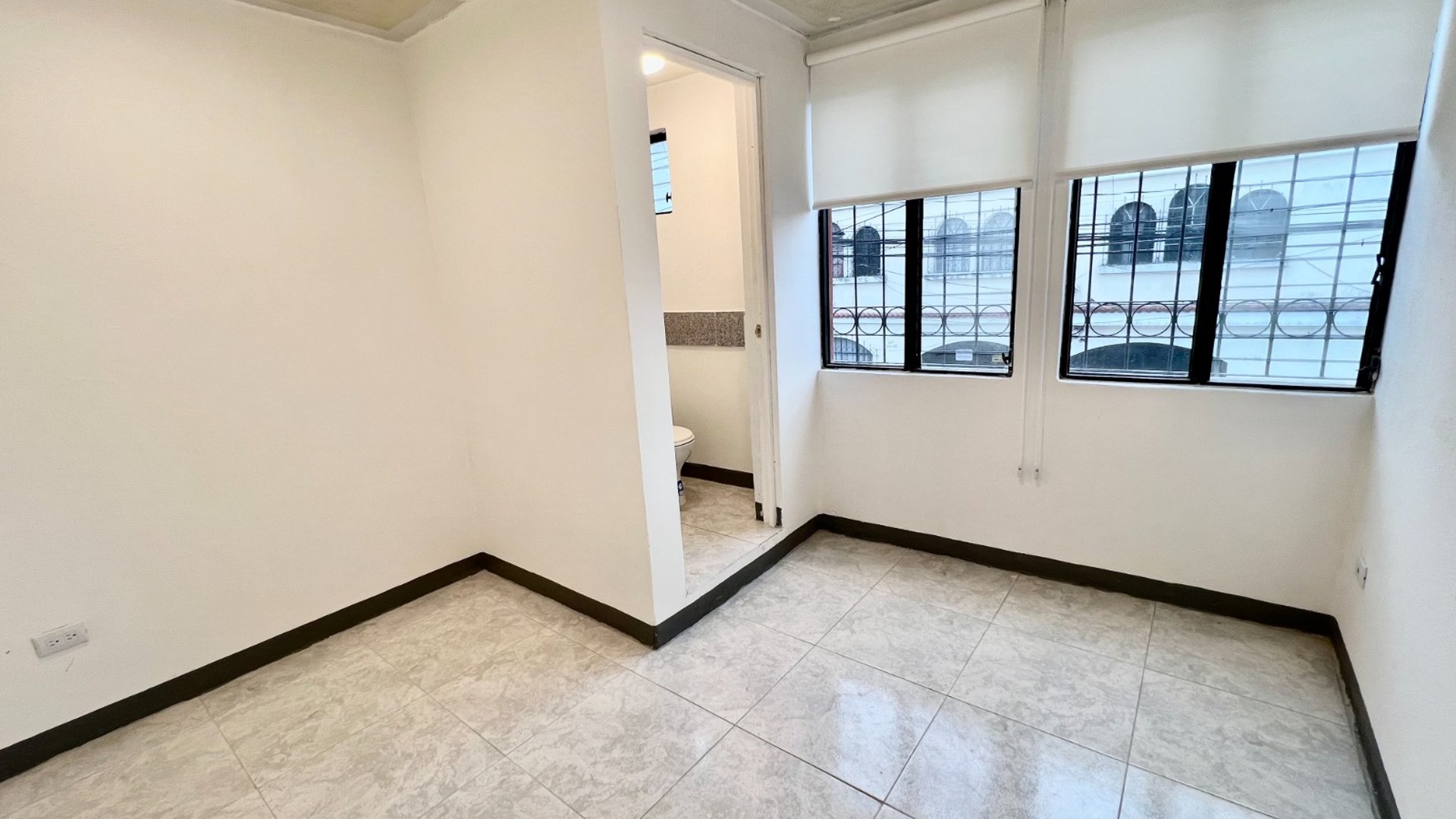 RENTA DE OFICINAS/CLINICAS EN ZONA 1 | NIVEL COMPLETO EN PLANTA 2 - Miniatura 9