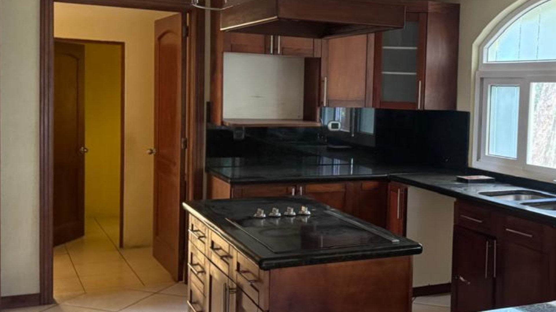 VENTA DE CASA EN VILLAS DEL NORTE, ZONA 17 - Miniatura 4