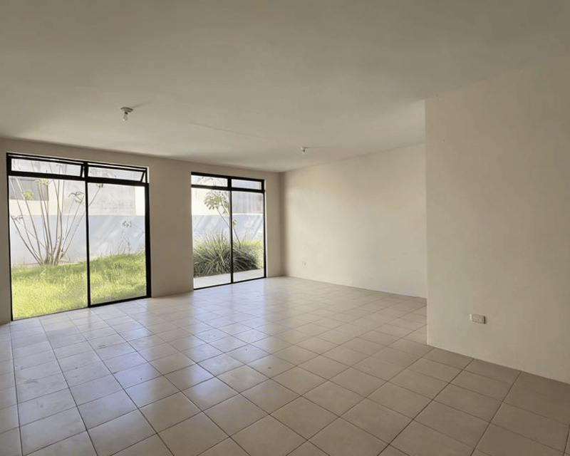 Venta de amplia casa en Km 21.5 Carr. a Fraijanes | Bosque Escondido